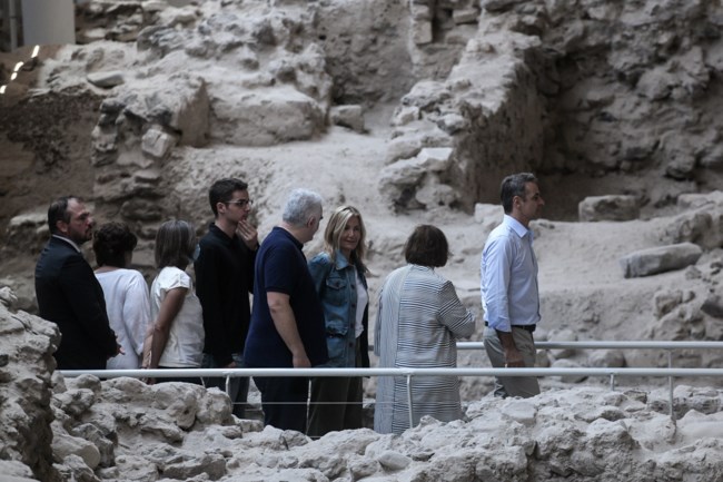 Η Μαρέβα Μητσοτάκη και ο γιος της, Κωνσταντίνος, μαζί με τον πρωθυπουργό στη Σαντορίνη [εικόνες]