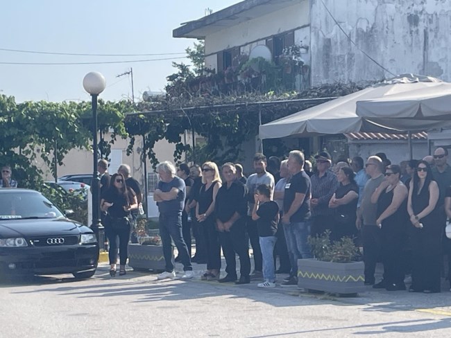 Άρτα: Σπαραγμός στο τελευταίο "αντίο" στον 14χρονο Σπύρο - Τραγικές φιγούρες οι γονείς του - "Ψηλά το κεφάλι" φώναζε ο πατέρας του
