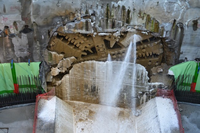 Γραμμή 4 του Μετρό: Με... Doors ο μετροπόντικας "Αθηνά" σπάει τον τοίχο στον Ευαγγελισμό [εικόνες - βίντεο]