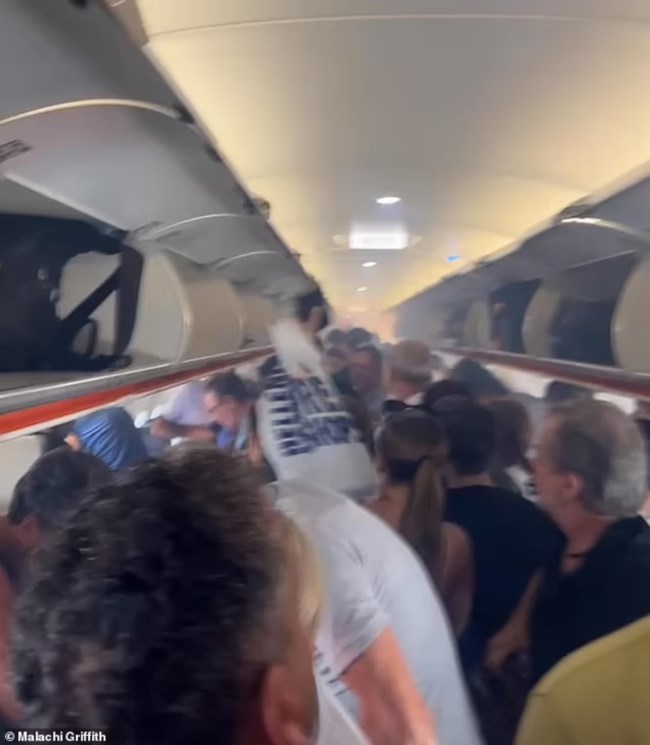 Κρήτη: Ντοκουμέντα από τη στιγμή που οι επιβάτες στο Ηράκλειο εγκαταλείπουν το αεροσκάφος μετά την έκρηξη στο powerbank