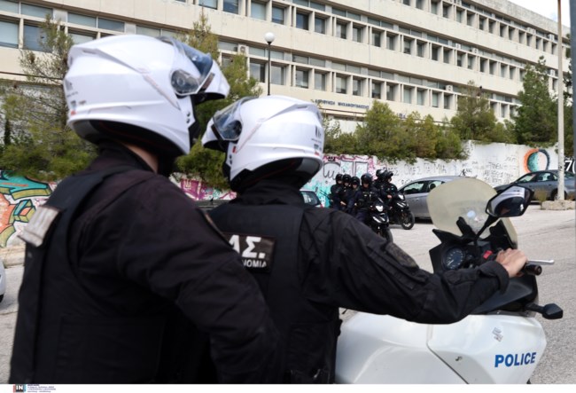 Επίθεση στην Πολυτεχνειούπολη: Με κράνη στο κεφάλι και κοντάρια στα χέρια οι "νταήδες" - Βίντεο ντοκουμέντο