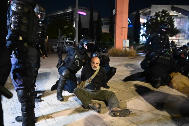 Σοκαριστικά βίντεο από τα άγρια επεισόδια μεταξύ ΜΑΤ και εποχικών πυροσβεστών - Συνελήφθη δημοσιογράφος του "Ριζοσπάστη"