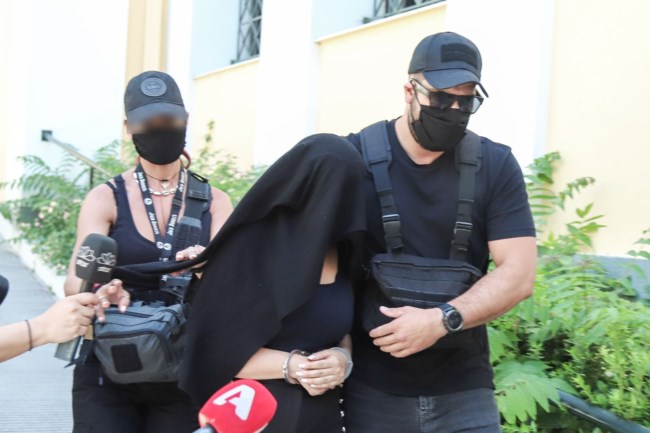 Πολυτεχνειούπολη: Η ανθυπαστυνόμος συνόδευε την Έφη Κακαράντζουλα, όταν συνελήφθη για την επίθεση με βιτριόλι [Εικόνες]