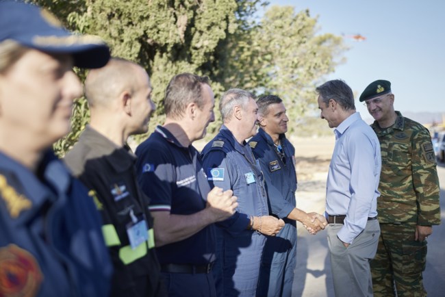 Στη βάση των Canadair ο Μητσοτάκης: "Να μαθαίνουμε από όποια αστοχία μας" [εικόνες]