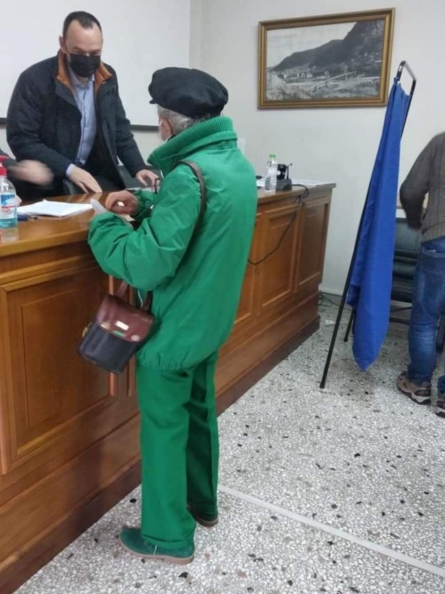 Τρίκαλα: Ωραίος, ορθόδοξος ΠΑΣΟΚτζής ετών 82 πήγε να ψηφίσει για τον νέο αρχηγό [Εικόνες]
