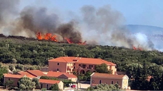 Υπό μερικό έλεγχο η πυρκαγιά στις Κεραμειές Κεφαλονιάς [βίντεο - εικόνες]