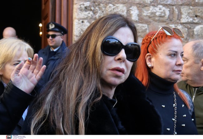 Βασίλης Καρράς: Οι επώνυμοι που βρέθηκαν στην κηδεία - Συντετριμμένοι η Δημητρίου και ο Αργυρός [εικόνες]