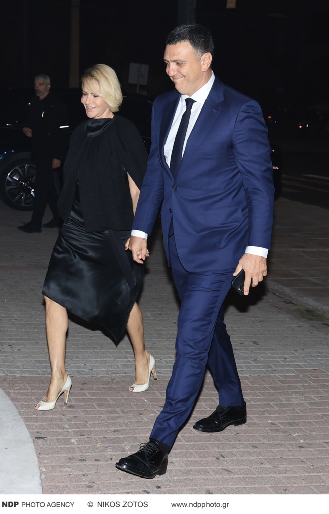 Τζένη Μπαλατσινού: Χαμογελαστή στο πλευρό του συζύγου της - Φόρεσε την αμφιλεγόμενη τάση στις γόβες