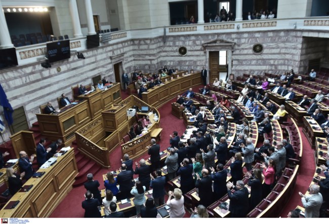 Οι ατάκες Μητσοτάκη σε Τζάκρη και Κωνσταντοπούλου: "Εσείς έχετε ψηφίσει όλα τα μνημόνια" - "Θα σας απαντήσω με καρδούλα"