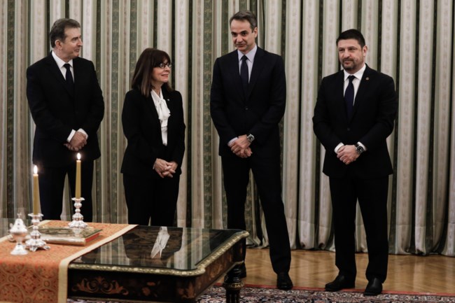 Ορκίστηκε υφυπουργός ο Χαρδαλιάς - Ούτε μία χειραψία λόγω κορονοϊού