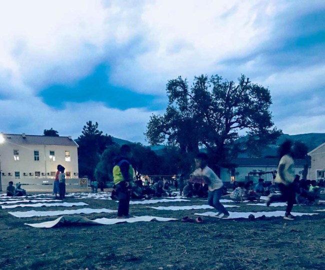 Καβάλα: Aυτοσχέδιο θερινό σινεμά στη δομή φιλοξενίας μεταναστών [εικόνες]