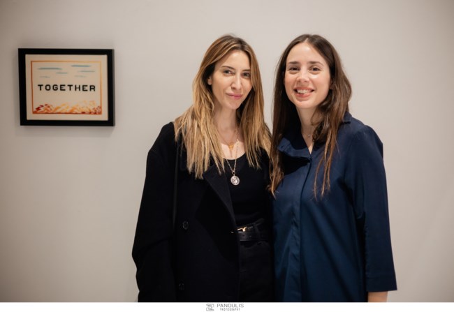 Σπάνια δημόσια εμφάνιση για την Κάθριν Εμπειρίκου - Κομψή σε εγκαίνια έκθεσης για καλό σκοπό