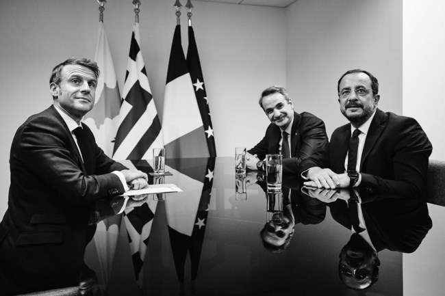 Μητσοτάκης: Οι επαφές του στη Ν.Υόρκη σε 18 ασπρόμαυρα καρέ - Από τον Ερντογάν και τον Μακρόν μέχρι τον Ελληνα σουβλατζή