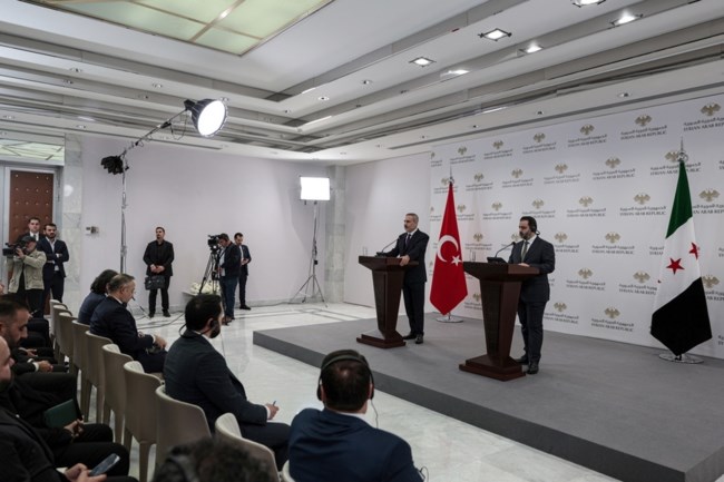 Χακάν Φιντάν: Η γκάφα στη συνέντευξη Τύπου στη Συρία - Δεν τον άφησαν να ολοκληρώσει την απάντησή του