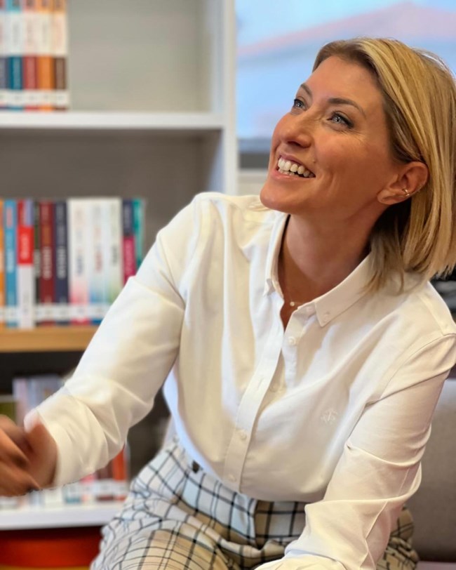 Το ιδανικό office look της Σίας Κοσιώνη: Ο άψογος τρόπος που φόρεσε το καρό παντελόνι σε εκδήλωση