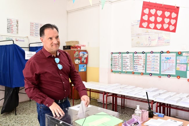 Ο Άδωνις Γεωργιάδης ψήφισε με τον γιο του Περσέα - "Μην αφήνετε τους υπόλοιπους να αποφασίζουν για σας" [εικόνες]