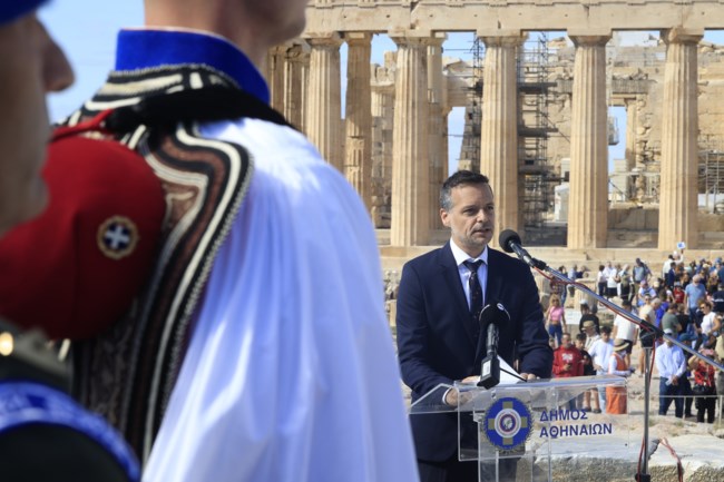 81 χρόνια από την Απελευθέρωση της Αθήνας: Επαρση σημαίας στην Ακρόπολη παρουσία Τασούλα και Δούκα [εικόνες]