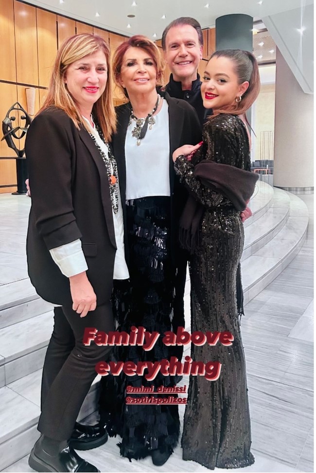 Μαριτίνα Ντενίση: Στη Θεσσαλονίκη με sequined jumpsuit - Ποζάρει με τη μαμά και τη θεία της
