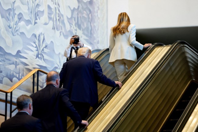 Σάλος με την κυλιόμενη σκάλα του ΟΗΕ: Ποιος τη σταμάτησε τη στιγμή που ανέβαινε ο Τραμπ - Μυστήριο και με το autocue