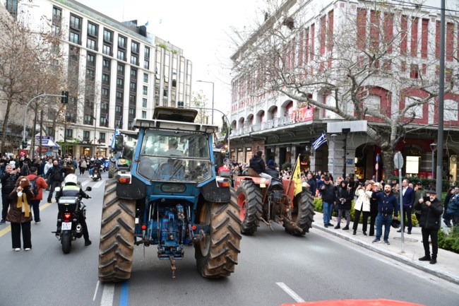 Στην Αθήνα οι αγρότες: Εφτασαν στο Σύνταγμα τα τρακτέρ - Κλειστή η Αμαλίας και η Πανεπιστημίου [εικόνες - βίντεο]