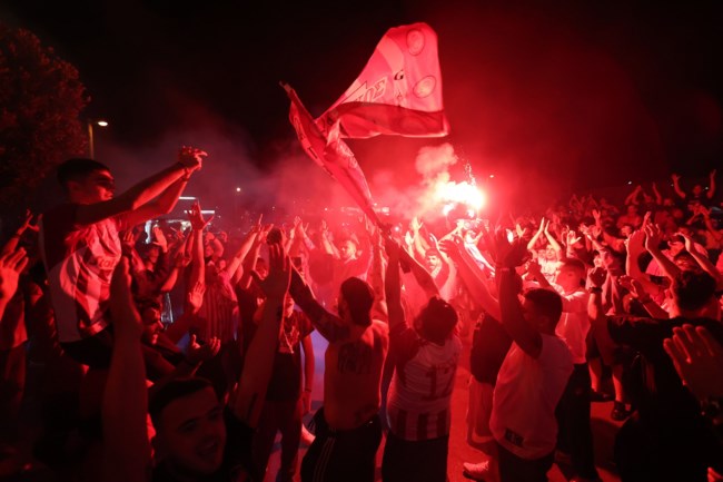 Η "κόκκινη" γιαγιά πανηγυρίζει με την ψυχή της την κατάκτηση του Conference League [βίντεο]