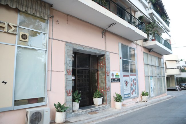 Πετρούπολη: Απίστευτη γκάφα - Συνέλαβαν λάθος άνθρωπο για τον ξυλοδαρμό της 46χρονης στη μέση του δρόμου