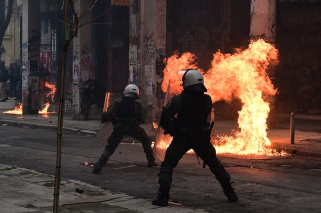 Πορείες για τα Τέμπη: Οκτώ συλλήψεις και 15 προσαγωγές από τα επεισόδια στην Αθήνα - Τραυματίστηκαν δύο αστυνομικοί