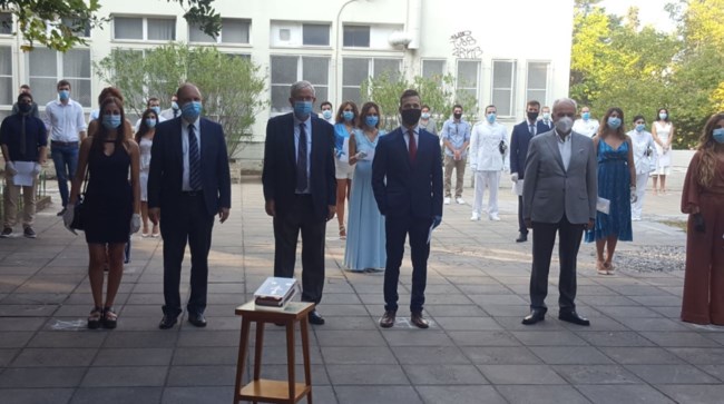 ΑΠΘ - Ορκωμοσία φοιτητών την εποχή του κορονοϊού: Πρωτόγνωρες εικόνες με αποστάσεις, γάντια, μάσκες και χωρίς γονείς