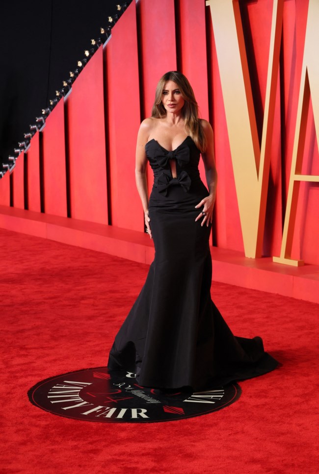 Oι σταρ στο Vanity Fair Oscar Party: Οι λαμπερές εμφανίσεις, οι γυμνές που έσπασαν το dress code και η εμμονή στην παγιέτα