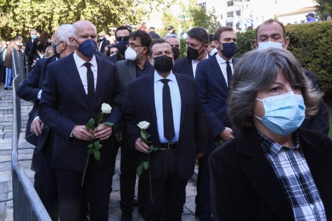 Κηδεία Γεννηματά: Ο Γιώργος Παπανδρέου και οι βουλευτές του ΚΙΝΑΛ την αποχαιρετούν με ένα λευκό τριαντάφυλλο [εικόνες]