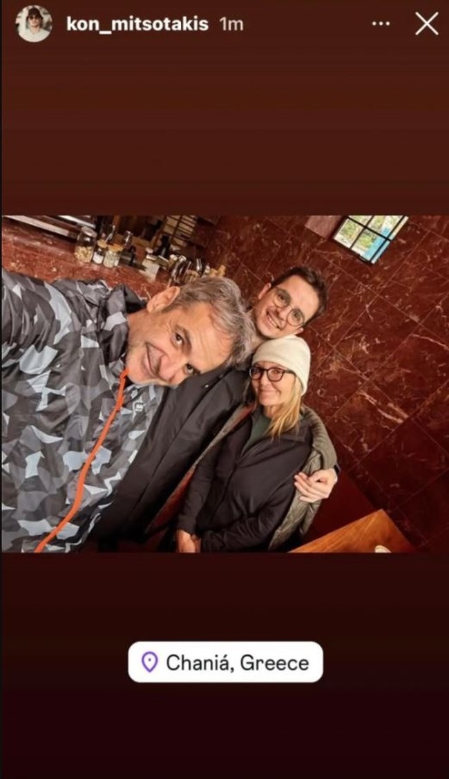 Κυριάκος Μητσοτάκης: Η selfie με τη Μαρέβα και τον γιο τους, Κωνσταντίνο, στα Χανιά