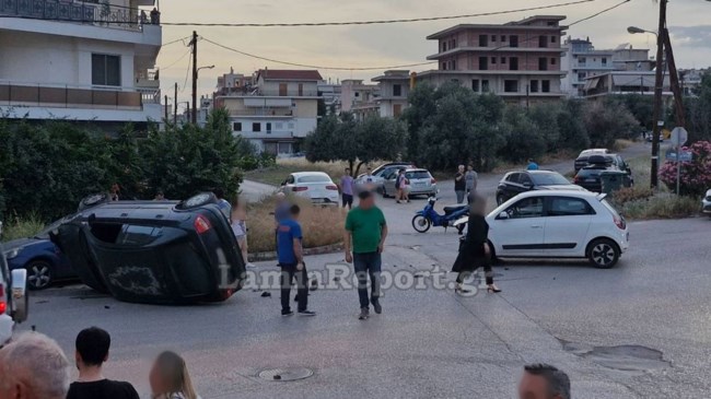Σοβαρό τροχαίο στη Λαμία: Αναποδογύρισε αυτοκίνητο, έγιναν τρεις καραμπόλες- Παραβιάστηκε STOP