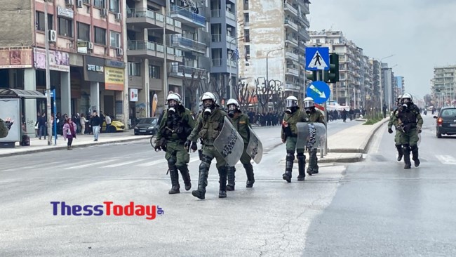 Θεσσαλονίκη: Επεισόδια στην πορεία για την τραγωδία στα Τέμπη - Πέτρες, μολότοφ και χημικά [εικόνες - βίντεο]