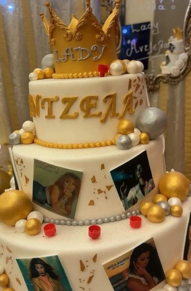 Η Άντζελα Δημητρίου έκλεισε τα 70 και το γιόρτασε μαζί με κόρη και εγγονή - Η εντυπωσιακή τούρτα με τις επιτυχίες της