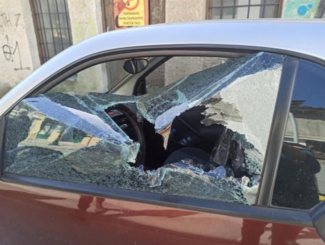 Βόλος: Άνδρας ξυλοκόπησε 21χρονη, την έστειλε στο νοσοκομείο και της έσπασε το αυτοκίνητο [εικόνες]