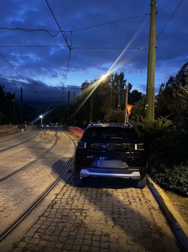 Συνελήφθη 28χρονος που στάθμευσε το ΙΧ του πάνω σε ράγες του τραμ στο κέντρο της Αθήνας [εικόνα]