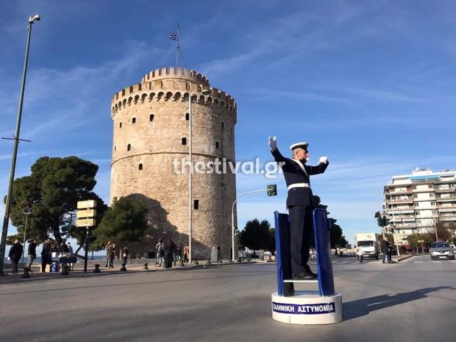 Θεσσαλονίκη: Στο "βαρέλι" επέστρεψε ο τροχονόμος - Ευχές και δώρα για το νέο έτος