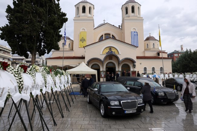Συγκίνηση στην κηδεία του Δημήτρη Σταμάτη: Παρόντες o Αντώνης Σαμαράς και ο Νικήτας Κακλαμάνης [εικόνες]