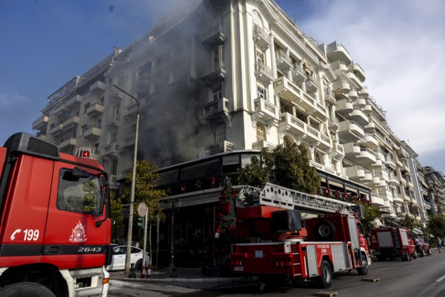 Θεσσαλονίκη: Φωτιά σε κατάστημα εστίασης στη Λεωφόρο Νίκης - Απεγκλωβίστηκαν ηλικιωμένοι και κατοικίδια