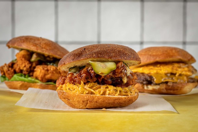 Smash’n Bun: Στο Κολωνάκι φτιάχνουν το μάλλον νοστιμότερο burger της Αθήνας