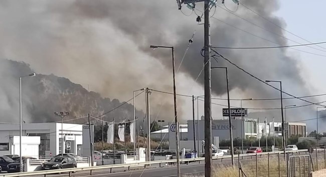 Φωτιά στο Ηράκλειο: Οι φλόγες κατευθύνονται με ταχύτητα στα πρώτα σπίτια στις Γούρνες