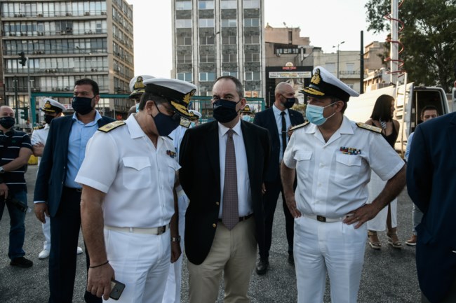 Στο λιμάνι του Πειραιά ο Πλακιωτάκης: "Στόχος η επιτάχυνση των εμβολιασμών"