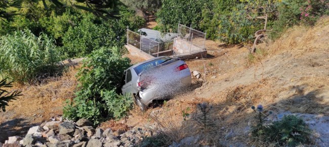 Σύρος: Σταμάτησαν να δουν τη θέα, τους τράκαραν και έπεσαν στον γκρεμό