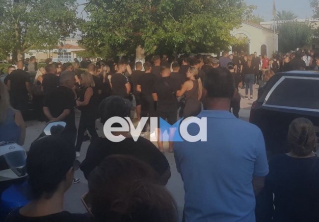 Έκλαψε όλη η Ερέτρια στην κηδεία του 20χρονου Γιάννη που σκοτώθηκε σε τροχαίο- Οι φίλοι του κουβάλησαν το φέρετρό του
