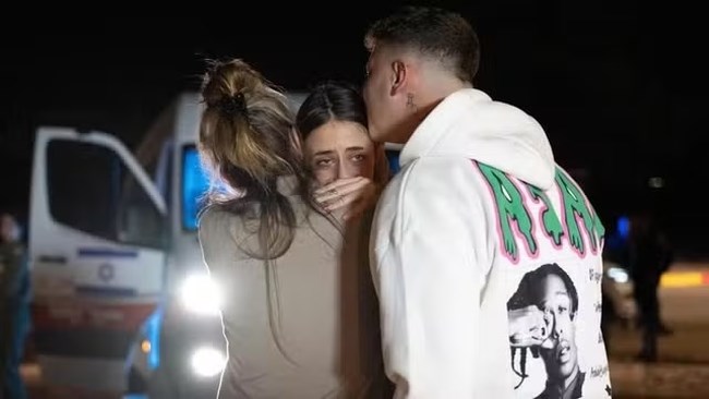To υπέροχο love story μετά τη φρίκη: Η Γαλλο-Ισραηλινή όμηρος από το πρώτο βίντεο με τις θηριωδίες της Χαμάς παντρεύεται
