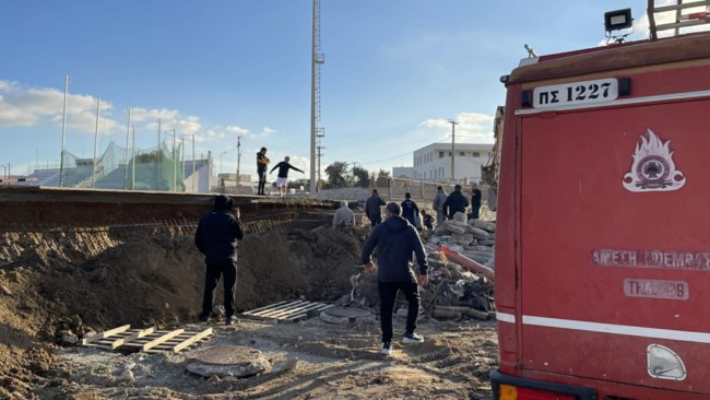 Νάξος: Εργάτες έπεσαν σε τάφρο και εγκλωβίστηκαν - Υποχώρησαν κάγκελα σε αθλητικό κέντρο [εικόνες - βίντεο]