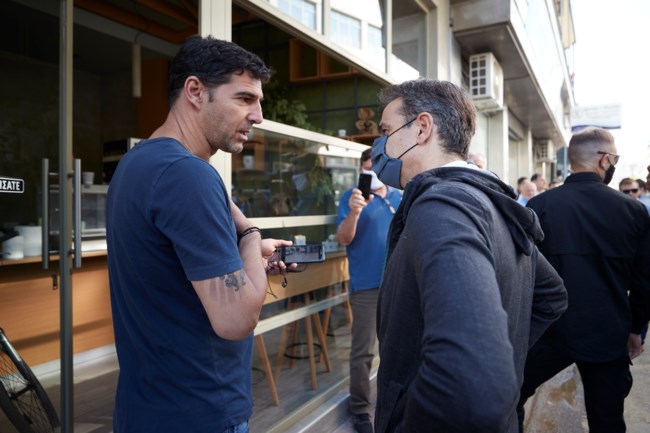 Σκληρή κόντρα ΝΔ - ΣΥΡΙΖΑ στα λασπόνερα της Καρδίτσας με φόντο "αγανακτισμένους" και "στημένα πλάνα"