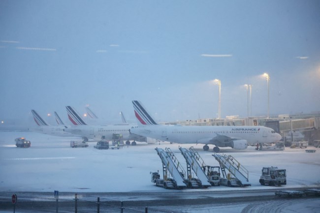 Σαρώνει την Ευρώπη η κακοκαιρία Γκορέτι: Ακυρώσεις πτήσεων σε Γαλλία και Ολλανδία