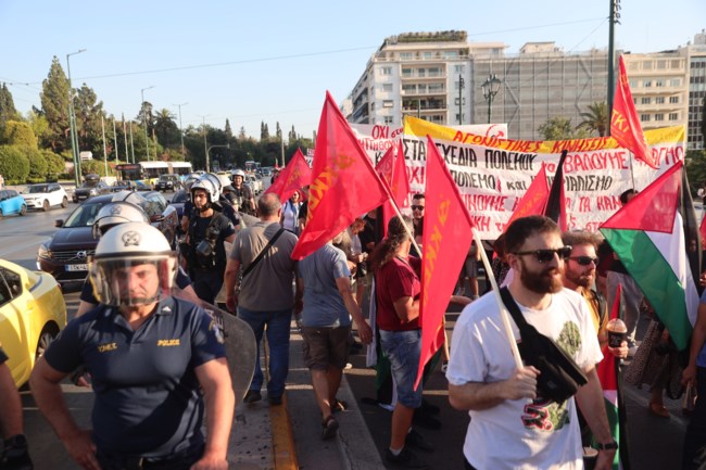 Σε εξέλιξη αντιπολεμική συγκέντρωση στο Σύνταγμα - Κλειστοί δρόμοι στο κέντρο [εικόνες]