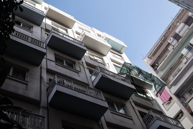 Τύλιξαν με ύφασμα το μπαλκόνι στη Συγγρού, δήθεν για προστασία- Κάνει και "χιούμορ" ο ξενοδόχος για το αξιοθέατο